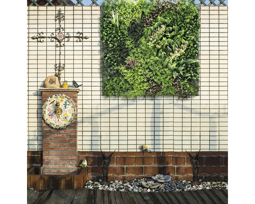 Dekorativer Garten mit vertikalem Pflanzbeet, Ornament und Skulpturen