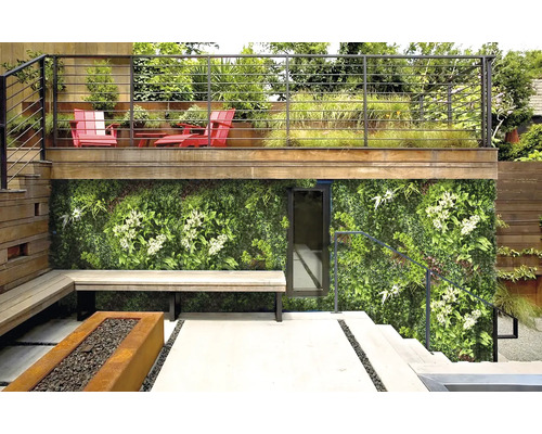 Außenbereich mit Grünwand, Sitzbank und Feuerstelle