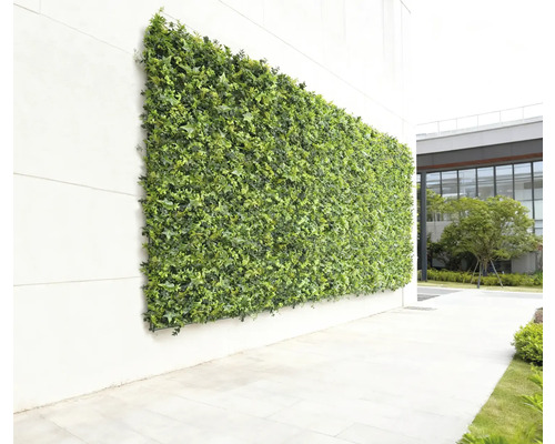 Wandpaneel mit künstlichen Grünpflanzen zur Dekoration