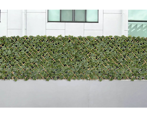 Dekorative Sichtschutzwand mit künstlichen Blättern
