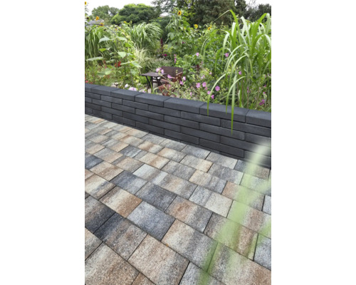 Garten mit Pflastersteinen und Mauer