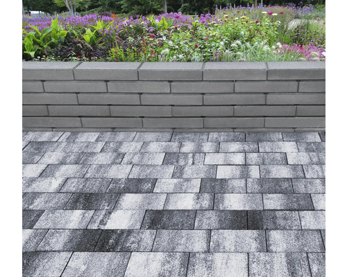 Gartenmauer aus Betonsteinen mit Pflastersteinen