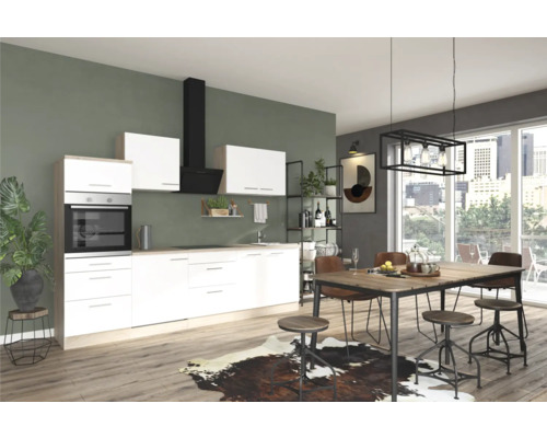 Moderne Küche mit Esstisch und Stühlen in einem hellen Raum.