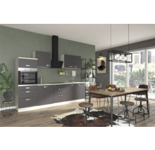 Helle Küche mit Küchenzeile, Dunstabzugshaube und Esstisch mit Stühlen