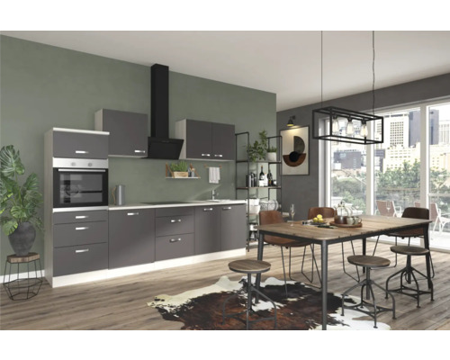 Helle Küche mit Küchenzeile, Dunstabzugshaube und Esstisch mit Stühlen