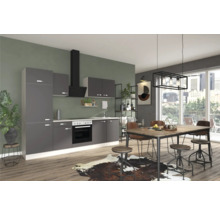 Moderne Küche mit Esstisch und Stühlen in einem hellen Raum.