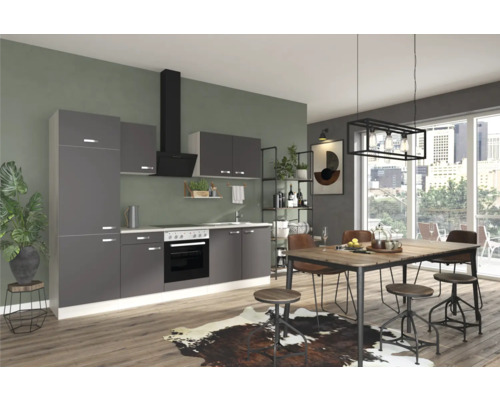 Moderne Küche mit Esstisch und Stühlen in einem hellen Raum.