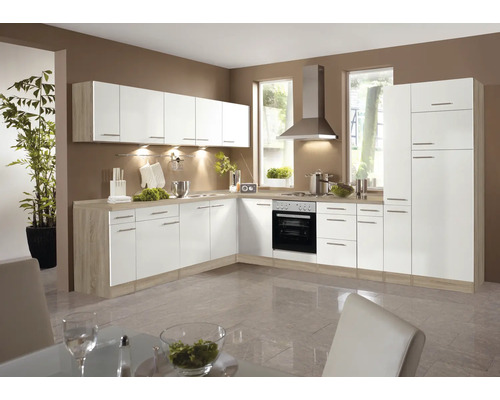 Helle Küche mit weißen Schränken, Holzstruktur und Edelstahl-Dunstabzugshaube