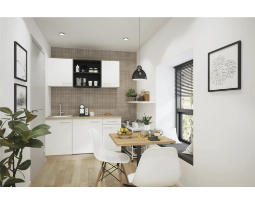 Helle Küche mit Essbereich, weißen Schränken und Holztisch