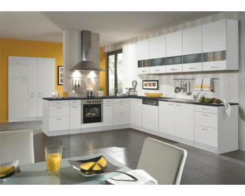 Helle Küche mit weißen Schränken, Dunstabzugshaube aus Edelstahl und dunklen Arbeitsplatten.