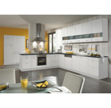 Moderne Küche mit weißen Schränken, Dunstabzugshaube aus Edelstahl und schwarzer Arbeitsplatte.