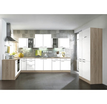 Moderne Küche mit weißen Schränken und Holzelementen, ausgestattet mit Dunstabzugshaube und Küchengeräten.