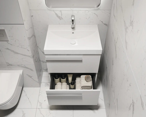 Modernes Badezimmer mit Waschbeckenunterschrank und geöffneter Schublade mit Badutensilien.