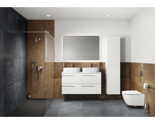 Modernes Badezimmer mit Dusche, Doppelwaschtisch, Spiegel und Toilette.
