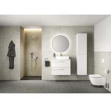 Modernes Badezimmer mit Dusche, Waschbecken, Spiegel, Hochschrank und Toilette