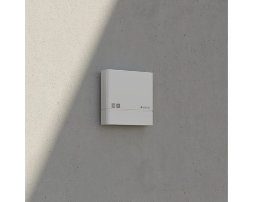 Steinel Logo auf einem Bewegungsmelder an der Wand