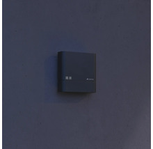 Steinel Logo auf einer Außenleuchte mit Bewegungsmelder an einer Wand