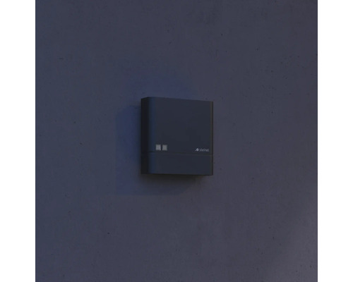 Steinel Logo auf einer Außenleuchte mit Bewegungsmelder an einer Wand