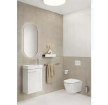 Modernes Badezimmer mit Waschbecken, Spiegel und hängendem WC