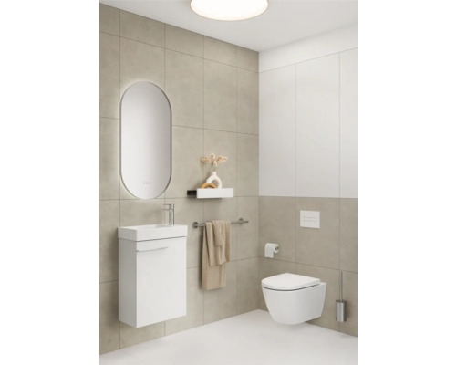 Modernes Badezimmer mit Waschbecken, Spiegel und hängendem WC