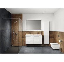 Badezimmer mit Dusche, Waschtisch, Spiegel, Toilette und Fliesen