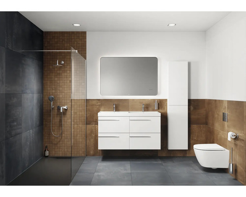 Badezimmer mit Dusche, Waschtisch, Spiegel, Toilette und Fliesen