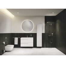 Modernes Badezimmer mit Toilette, Waschtisch, Spiegel und Dusche