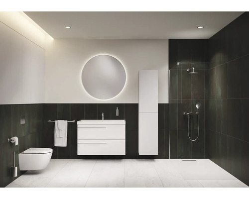 Modernes Badezimmer mit Toilette, Waschtisch, Spiegel und Dusche