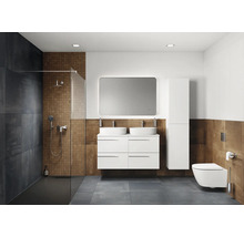 Helles Badezimmer mit Dusche, Doppelwaschbecken, Spiegel, Toilette und Badezimmermöbeln
