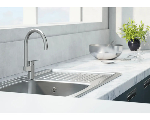 Küchenspüle mit Armatur auf einer Arbeitsplatte