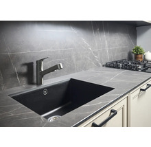 Küchenspüle mit Armatur in einer modernen Küchenumgebung.