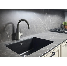 Küchenspüle mit Armatur in moderner Küchenumgebung