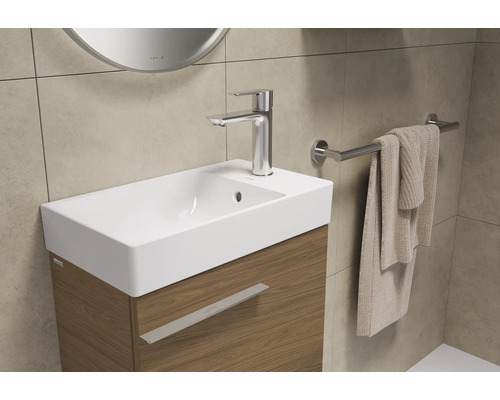 Badezimmer mit Waschbecken, Unterschrank, Armatur und Handtuchhalter