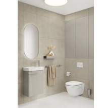 Modernes Badezimmer mit Waschbeckenunterschrank, Spiegel, Toilette und Handtuchhalter.