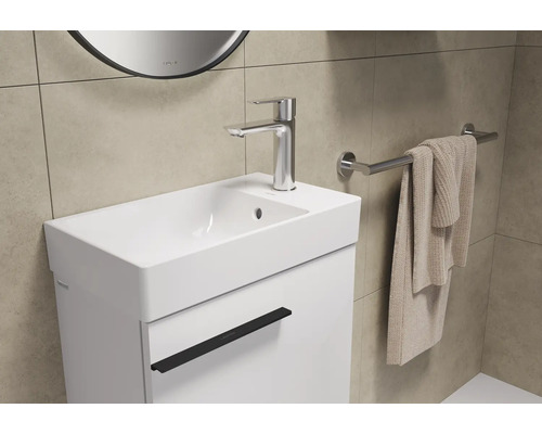 Waschtischunterschrank mit Waschbecken, Armatur und Handtuchhalter im Badezimmer