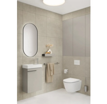 Modernes Badezimmer mit Waschtisch, Spiegel, Toilette und Fliesen