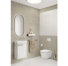 Helles Badezimmer mit Waschtisch, Spiegel, Wand-WC und Handtuchhalter vor Fliesenwand