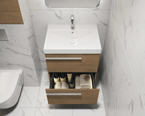 Badezimmer mit Waschbeckenunterschrank, geöffneter Schublade und Badutensilien