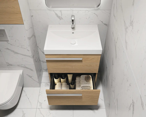 Badezimmer mit Waschtischunterschrank, offenem Schubfach, Waschbecken und Armatur
