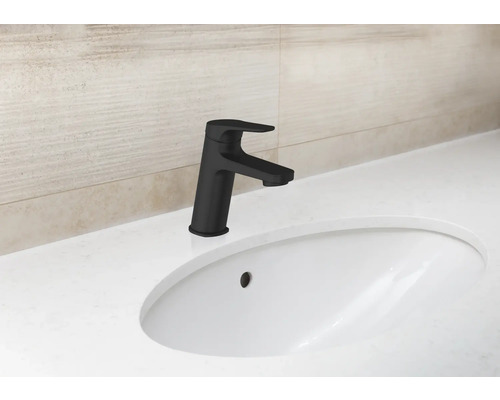 Waschtischarmatur in einem Badezimmer mit Keramikwaschbecken
