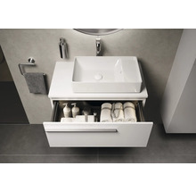 Badezimmer mit Waschtisch, Aufsatzwaschbecken, Schublade und Badaccessoires