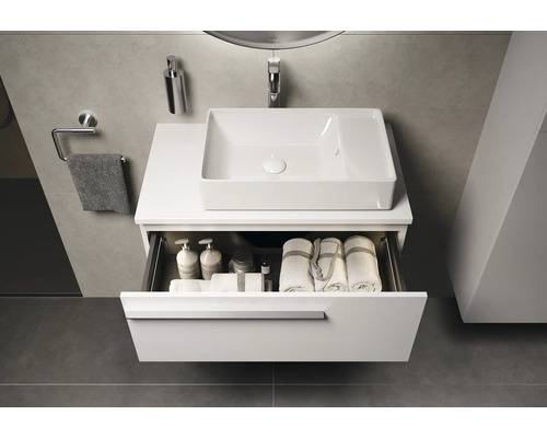 Badezimmer mit Waschtisch, Aufsatzwaschbecken, Schublade und Badaccessoires