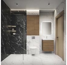 Helles Badezimmer mit Dusche, Toilette, Waschbeckenunterschrank und Spiegel