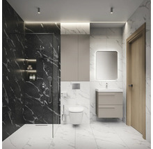 Modernes Badezimmer mit Dusche, Toilette, Waschbeckenunterschrank und Spiegel