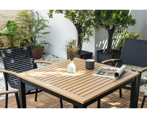 Gartenszene mit Tisch und Stühlen auf einer Terrasse