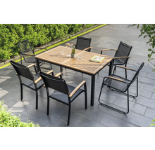 Gartensitzgruppe mit Tisch und sechs Stühlen auf einer Terrasse