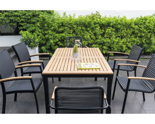Gartensitzgruppe mit Tisch und Stühlen auf einer Terrasse