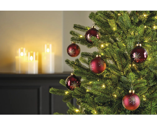 Dekorierter Weihnachtsbaum mit roten Weihnachtskugeln und Lichtern