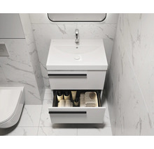 Modernes Badezimmer mit Waschbeckenunterschrank, offenem Schubfach und Marmorfliesen
