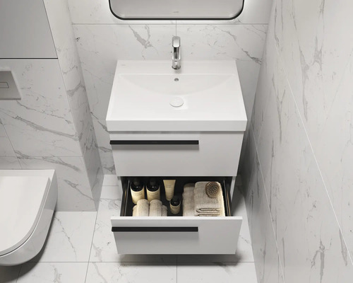 Modernes Badezimmer mit Waschbeckenunterschrank, offenem Schubfach und Marmorfliesen